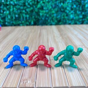 Bundle Of Vintage Plastic Bodybuilder Wrestler Figure Muscle Men 1.5" Red Blue